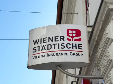 Wolfsberg, Avusturya - 19 Eylül 2025: Wiener Stadtische sigorta tabelası Viyana 'da açık gökyüzü ile marka ve kentsel çevreyi vurguluyor