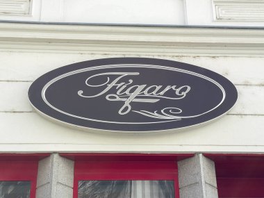 Wolfsberg, Avusturya - 19 Eylül 2025: Figaro Restoran tabelası güzel tasarlanmış, binanın dış görünüşünü geliştirmiş ve keyifli bir yemeğin tadını çıkarmaları için müşterileri cezbetmiştir.