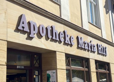 Wolfsberg, Avusturya - 19 Eylül 2025: Viyana 'da Apotheke Maria Hilf zarif tasarım unsurları ve davetkar atmosferiyle büyüleyici bir mağazaya sahiptir.