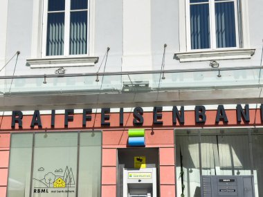 Wolfsberg, Avusturya - 19 Eylül 2025: Raiffeisen Bank dış tasarımı ve canlı renkler, davetkar bir mali hizmet ortamı yaratmaktadır