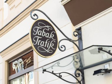 Wolfsberg, Avusturya - 19 Eylül 2025: Tabak Trafik tabelası bina üzerinde belirgin bir şekilde gösterildi, dekoratif tasarım ve davetkar atmosfer içeriyor