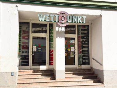 Wolfsberg, Avusturya - 19 Eylül 2025: Wettpunkt bahis mağazasının girişi spor bahisçileri için renkli tabelalar ve davetkar atmosfer içeriyor