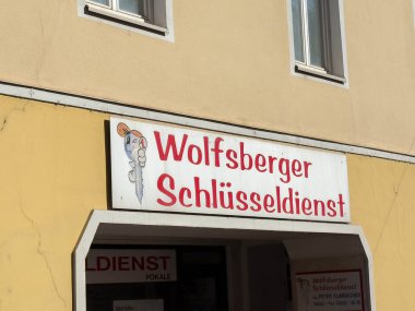 Wolfsberg, Avusturya - 19 Eylül 2025: Wolfsberger Schlusselservice (Wolfsberger Schlusselservice) bir binada belirgin bir şekilde sergilendi, bölgede sunulan çilingir hizmetlerini vurguladı