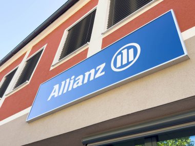 Wolfsberg, Avusturya - 19 Eylül 2025: Allianz marka tabelası, kurumsal kimlik ve görsel cazibeyi vurgulayan çağdaş bir bina cephesinde yer almaktadır