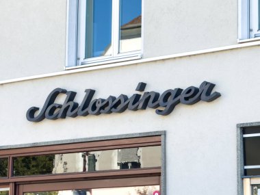 Wolfsberg, Avusturya - 19 Eylül 2025: Schlossinger tabelası, stil harfleri ve çağdaş tasarım unsurlarını ön plana çıkaran,