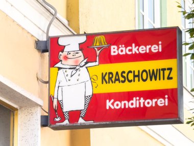 Wolfsberg, Avusturya - 19 Eylül 2025: Kraschowitz Konditorei 'nin canlı pastane tabelası müşterileri lezzetli hamur işlerinin tadını çıkarmaya davet ediyor