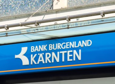 Wolfsberg, Avusturya - 19 Eylül 2025: Bank Burgenland Karnten tabelası, çağdaş markalaşma ve kentsel mimarinin ön planında yer alıyor