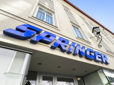 Wolfsberg, Avusturya - 19 Eylül 2025: SPRINGER logosu şehir ortamında çağdaş tasarım ve göz alıcı renklerin vurgulanması üzerine özelleştirildi