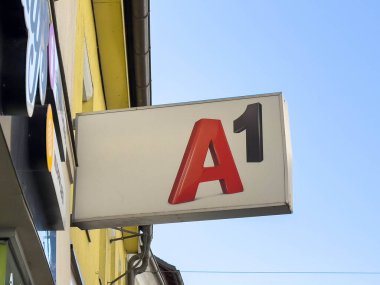 Wolfsberg, Avusturya - 19 Eylül 2025: A1 marka tabelaları, arka planda parlak renkler ve açık gökyüzü bulunan dış binalarda görülebilir