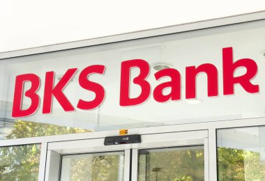 Wolfsberg, Avusturya - 19 Eylül 2025: BKS Bank girişi parlak cam kapılar ve kalın kırmızı tabela içeriyor, müşteriler için davetkar bir atmosfer yaratıyor