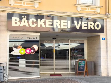 Wolfsberg, Avusturya - 19 Eylül 2025: Backerei Vero pastanesi vitrinde cazip hamur işleri sunarak, ziyaretçilerin lezzetli ikramlardan keyif almaları için hoş bir ortam yarattı