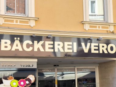 Wolfsberg, Avusturya - 19 Eylül 2025: Backerei Vero pastanesinde belirgin bir tabela ve lezzetli hamur işleri sergilenen bir karşılama mağazası yer alıyor