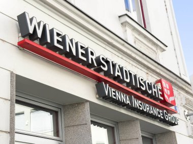 Wolfsberg, Avusturya - 19 Eylül 2025: Wiener Stadtische Viyana Sigorta Grubu tabelası modern tasarım unsurları ve kentsel mimarinin ön planında yer alıyor