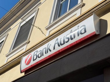 Wolfsberg, Avusturya - 19 Eylül 2025: Bank Austria tabelası tarihi bir binada belirgin bir şekilde sergilendi, markanın şehir manzarasındaki varlığını vurguladı