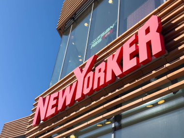 Wolfsberg, Avusturya - 19 Eylül 2025: New Yorker mağaza tabelası ahşap aksanlı ve parlak renkli çağdaş bina dış yüzeyinde yer almaktadır
