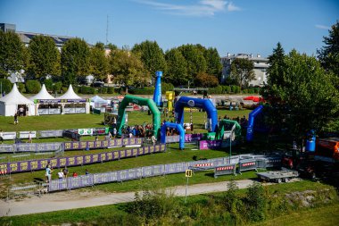 Villach, Avusturya - 20 Eylül 2025: Canlı bir park ortamında etkinliklere katılan insanların katıldığı açık hava etkinliklerinde renkli şişirilebilir gösteriler