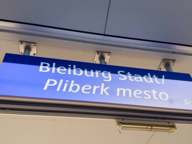 Bleiburg, Avusturya - 19 Eylül 2025: Bleiburg Stadt Pliberk mesto imzası, ziyaretçi ve sakinler için önemli konum ayrıntılarını sağlamaktadır