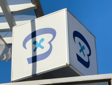 Bleiburg, Avusturya - 19 Eylül 2025: Donanım mağazası logosu, markanın kimliğini ve modern estetiğini vurgulayan açık mavi gökyüzüne karşı görünür