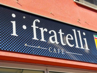 Bleiburg, Avusturya - 19 Eylül 2025: I fratelli cafe için imza modern tasarım ve canlı renkler içeriyor, misafirleri sıcak bir yemek atmosferinin tadını çıkarmaya davet ediyor