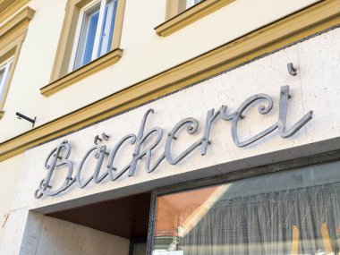 Bleiburg, Avusturya - 19 Eylül 2025: Pastane vitrininde gösterilen arka-erei tabelası, müşteriler için zarif bir tasarım ve davetkar bir ortam içeriyor