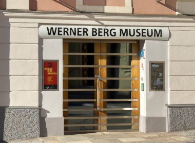 Bleiburg, Avusturya - 19 Eylül 2025: Werner Berg Müzesi 'nin girişi gösterişli ahşap kapılar ve modern tasarım, sanat severleri kültürel hazineleri keşfetmeye davet ediyor.