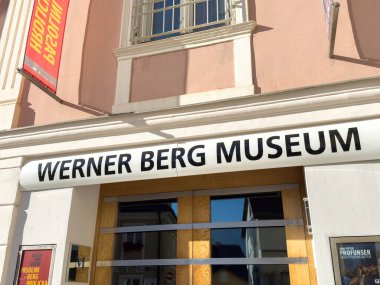 Bleiburg, Avusturya - 19 Eylül 2025: Werner Berg Müzesi 'nin girişi, kültürel hazineleri keşfetmek için sanat meraklılarını karşılayan çağdaş tasarım ve cesur tabelalar içeriyor.