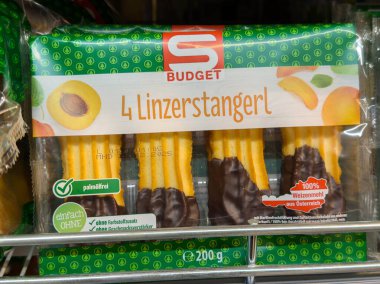 Bleiburg, Avusturya - 19 Eylül 2025: S Budget Linzerstangerl paketinde kayısı dolgulu dört çikolatalı pasta yer alıyor.