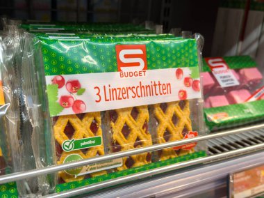 Bleiburg, Avusturya - 19 Eylül 2025: Bütçe markası Linzerschnitten kurabiyeleri bir mağaza rafında sergilenmektedir.