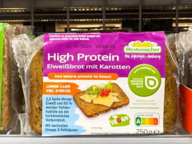 Bleiburg, Avusturya - 19 Eylül 2025: Süpermarket raflarında havuçlu mestemacher yüksek proteinli ekmek, sağlık bilincine sahip bireyler için besleyici gıda seçeneklerini vurguluyor