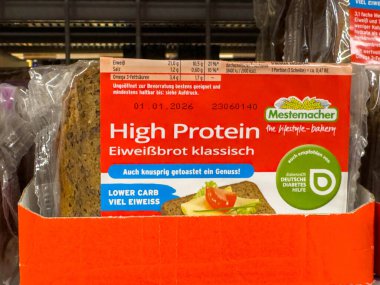 Bleiburg, Avusturya - 19 Eylül 2025: Marketteki Mestemacher Yüksek Protein Ekmek Paketi, sağlıklı beslenmek için besin faydalarını ve çekici tasarımı vurguluyor