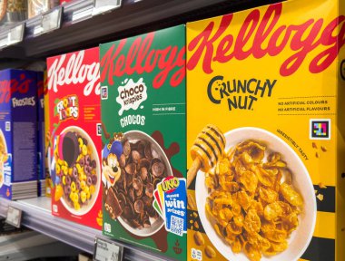 Bleiburg, Avusturya - 19 Eylül 2025: Vibrant Kellogg 'un mısır gevreği kutuları süpermarket rafında, Frosties, Choco Krispies ve Çıtır Fındık rengarenk markaların yer aldığı
