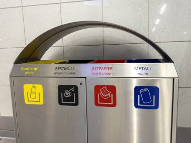 Bleiburg, Avusturya - 19 Eylül 2025: Çağdaş geri dönüşüm istasyonu plastik, kağıt, metal ve atık kalıntıları için farklı bölümler içererek sürdürülebilir uygulamaları teşvik etmektedir