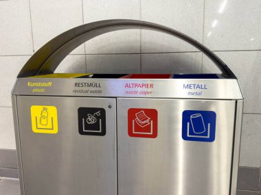 Bleiburg, Avusturya - 19 Eylül 2025: Geri dönüşüm istasyonu kamusal alanlarda sürdürülebilir uygulamaları teşvik ederek plastik, atık kağıt ve metal için farklı bölümler içeriyor