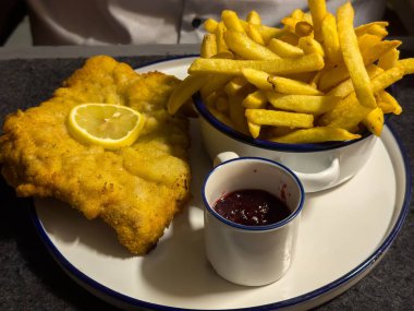 Kızarmış patates ve böğürtlen soslu çıtır şnitzel..