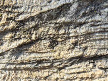 Doğal dokuları olan yıpranmış kaya yüzeyine yakın çekim.