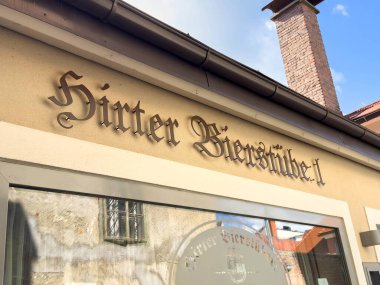 Sankt Veit Ad Glan, Avusturya - 17 Eylül 2025: Hirter Bierstube tabelası dış yapı inşaatında sergilendi, geleneksel tasarım ve davet edici ambiyans