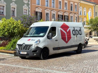 Sankt Veit Ad Glan, Avusturya - 17 Eylül 2025: DPD dağıtım aracı renkli binalar ve yeşilliklerle çevrili