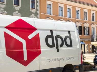 Sankt Veit Ad Glan, Avusturya - 17 Eylül 2025: DPD dağıtım aracı markasını ve kentsel çevreyi ön plana çıkaran canlı bir caddede konuşlandırıldı