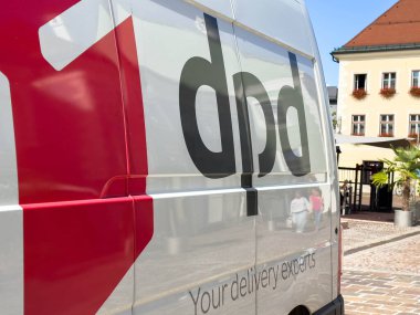 Sankt Veit Ad Glan, Avusturya - 17 Eylül 2025: DPD dağıtım aracı şehir bölgesinde konuşlandırıldı, markalaşma ve lojistikteki rolünü vurguladı