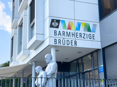 Sankt Veit Ad Glan, Avusturya - 17 Eylül 2025: Modern mimari ve heykel ile Barmherzige Bruder binası, kamu hizmeti ve bakım