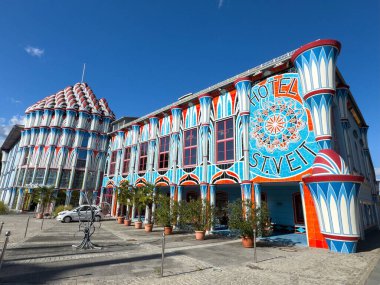 Sankt Veit Ad Glan, Avusturya - 17 Eylül 2025: Norveç 'teki Stivet Oteli karmaşık desenler ve sanatsal ayrıntılarla çarpıcı renkli bir görünüme sahip