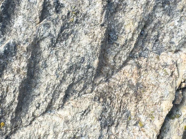 Doğal kayalık oluşumunun pürüzlü yüzeyi.