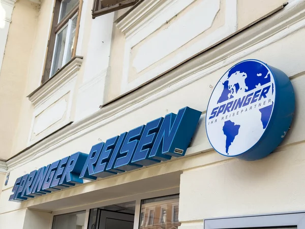 Sankt Veit Ad Glan, Avusturya - 17 Eylül 2025: Springer Reisen seyahat acentası bir dünya logosu gösteriyor, gezginleri yeni varış yerleri ve deneyimlere davet ediyor