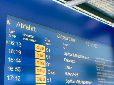 Sankt Veit Ad Glan, Avusturya - 17 Eylül 2025: Tren kalkış bilgi panosu Avusturya 'daki yolcuların çeşitli varış noktalarını ve zamanlarını gösteriyor