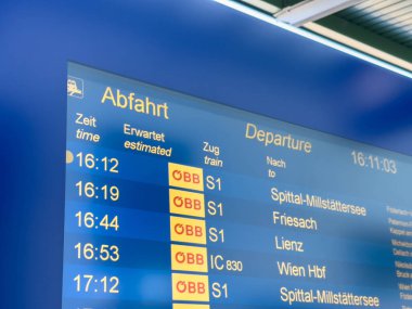 Sankt Veit Ad Glan, Avusturya - 17 Eylül 2025: Tren kalkış kurulu, istasyondaki yolcuların tahmini varış saatleri ve varış yerleri olan programları gösteriyor