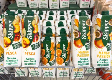 Gemona, İtalya - 24 Eylül 2025: Skipper juice kartonlarında şeftali ve mango tutku aromaları sergilenmektedir.