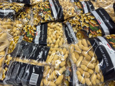 Gemona, İtalya - 24 Eylül 2025: Kaliteli kavrulmuş dev fıstıklar, zengin dokularını ve çekici renklerini vurgulayarak açık ambalajda sergileniyor