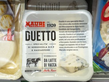 Gemona, İtalya - 24 Eylül 2025: Mauri 'den Duetto peyniri Gorgonzola D.O.P. İtalyan süt ürünlerinin kalitesini ve geleneğini vurgulayan beyaz bir pakette Mascarpone.
