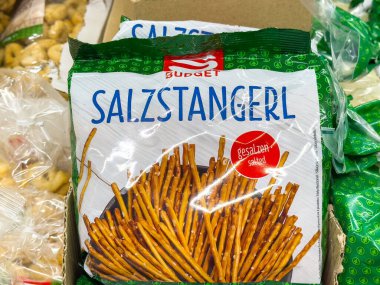 Gemona, İtalya - 24 Eylül 2025: Bütçe Salzstangerl kraker çubukları yeşil ambalajda, lezzetli bir aperatifi çıtır çıtır dokuma ve canlı görünüm ile vurguluyor