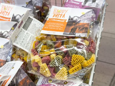 Gemona, İtalya - 24 Eylül 2025: Happy Pasta ambalajında renkli makarna şekilleri, ünlü mimariden esinlenilmiş, yaratıcı yemek pişirme ve eğlenceli yemek deneyimleri için ideal
